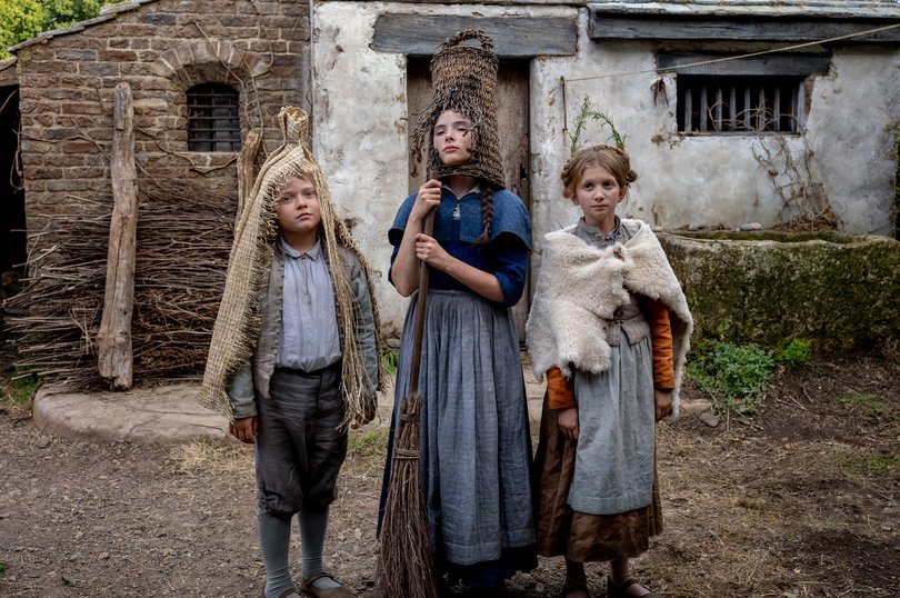 Jacobi Jupe as Hamnet, Bodhi Rae Breathnach as Susanna and Olivia Lynes as Judith in Hamnet.