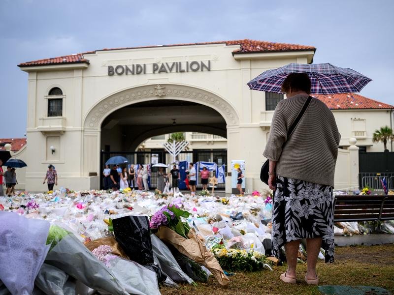 The memorial for the Bondi terror attack victims in the days after the tragedy. (Bianca De Marchi/AAP PHOTOS)
