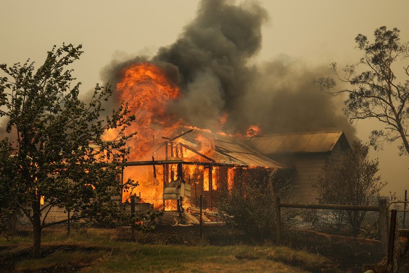 YARCK, AUSTRALIA- NewsWire Photos-JANUARY 9, 2025  Farmers and locals work to defend property near Yarck. 