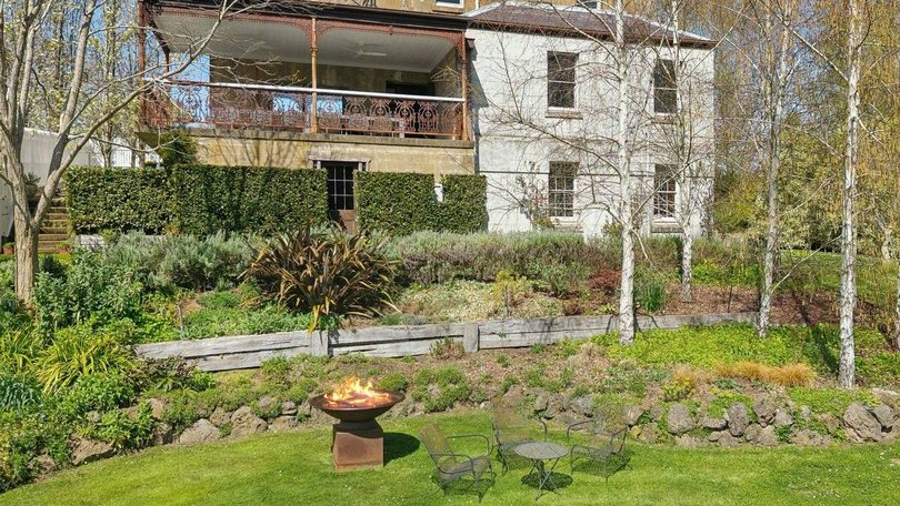 The sandstone estate ccupies an absolute lakefront position.