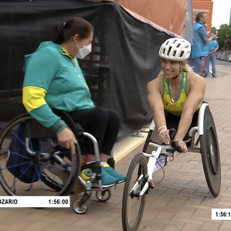 Madison de Rozario celebrates with Louise Sauvage after her win.