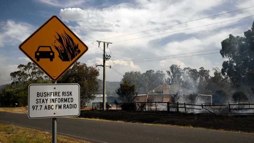Gusty winds and not much rain could cause Victorian bushfires to flare up again, a forecaster warns. (Joel Carrett/AAP PHOTOS)