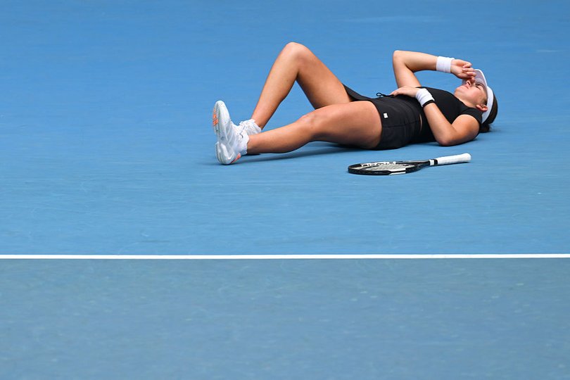 Marina Stakusic collapses after injury in the first round. 