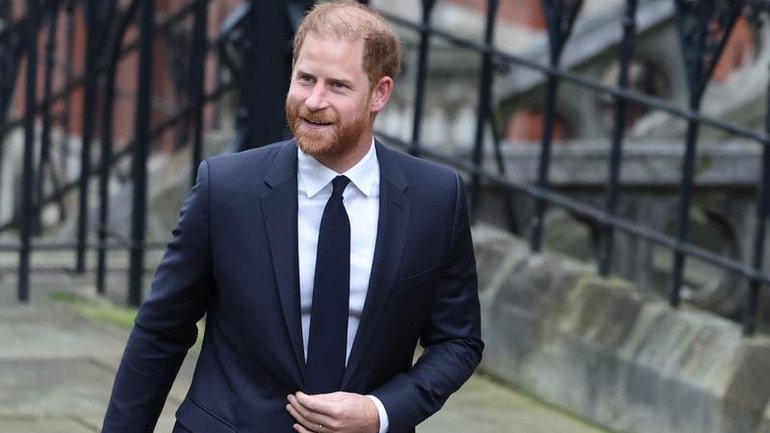 Prince Harry waved cheerfully at reporters as he entered London's High Court. (EPA PHOTO)