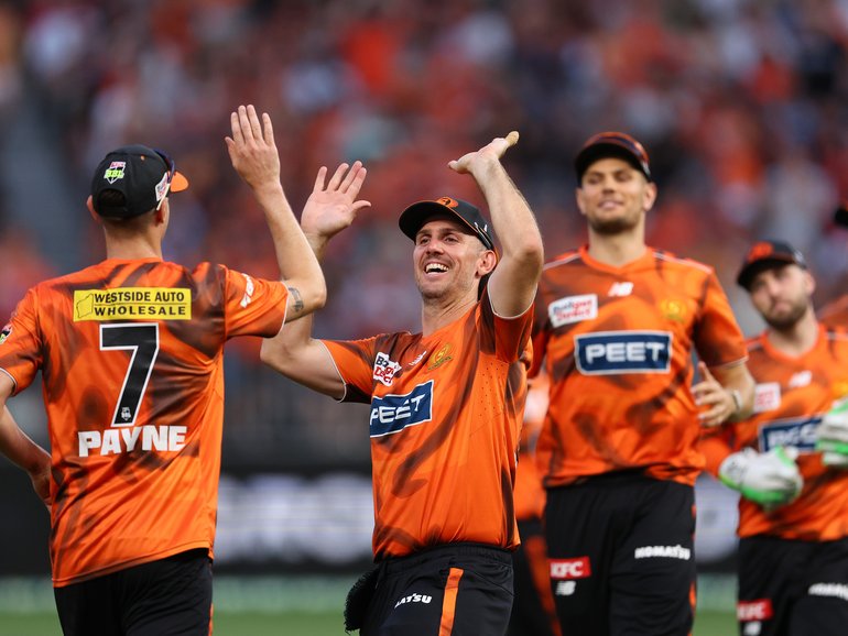 Mitch Marsh of the Scorchers congratulates David Payne after taking a catch to dismiss Steve Smith.