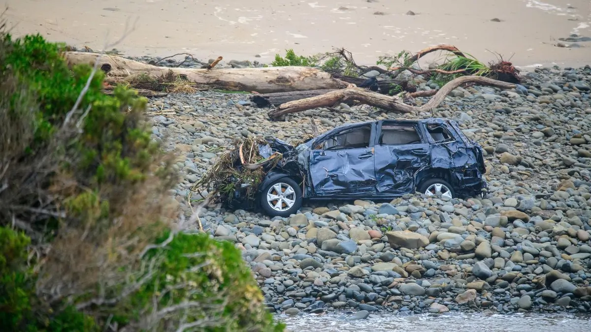 Great Ocean Road: Helicopter salvages cars swept away in torrential ...