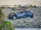 Authorities have begun to recover vehicles after flash flooding near the Wye River, Victoria. (Michael Currie/AAP PHOTOS)