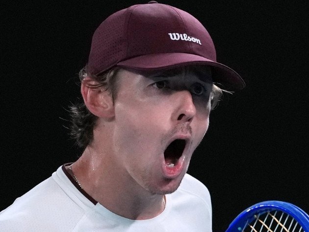 Alex de Minaur knocked out Frances Tiafoe in straight sets.