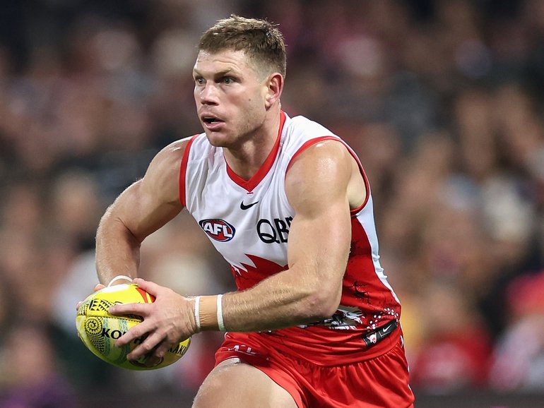 SYDNEY, AUSTRALIA - MAY 17: Taylor Adams of the Swans runs the ball during the round 10 AFL match between Sydney Swans and Carlton Blues at SCG, on May 17, 2024, in Sydney, Australia. (Photo by Cameron Spencer/Getty Images via AFL Photos)