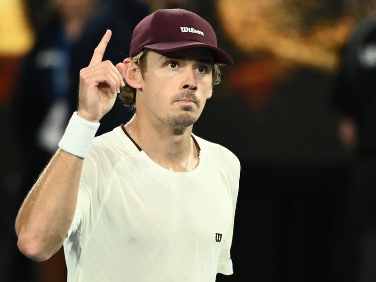 Alex de Minaur has raced into the Australian Open quarter-finals with a straight sets win. (Joel Carrett/AAP PHOTOS)
