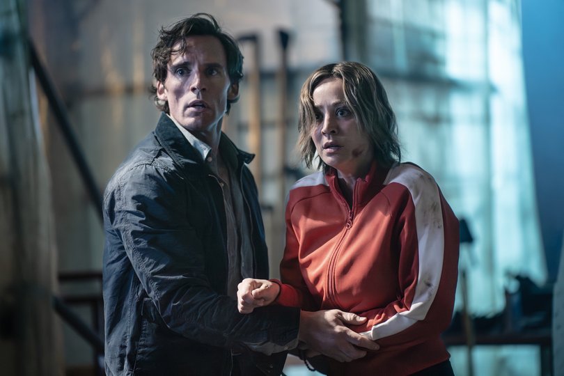 Sam Claflin as Tom Parker, Kaley Cuoco as Alice Monroe in Vanished.