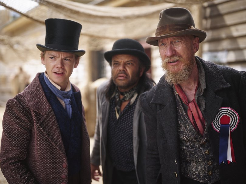 Thomas Brodie-Sangster and David Thewlis in The Artful Dodger season two.