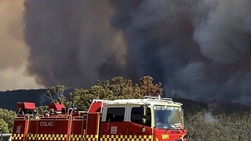About 1000 Victorians are being urged to leave their homes over fears a bushfire will spread. 