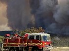 About 1000 Victorians are being urged to leave their homes over fears a bushfire will spread. 