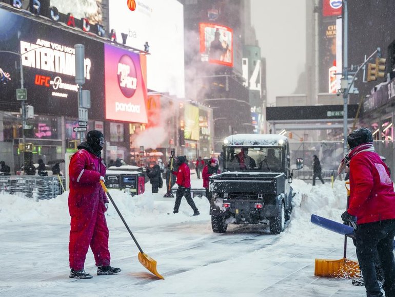 New York City is under a winter storm warning with forecasters predicting more snow and ice. (EPA PHOTO)