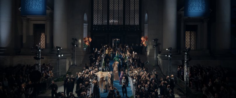 In the upper left and right corners, you can see the banners say ‘SPRING FLORALS’.