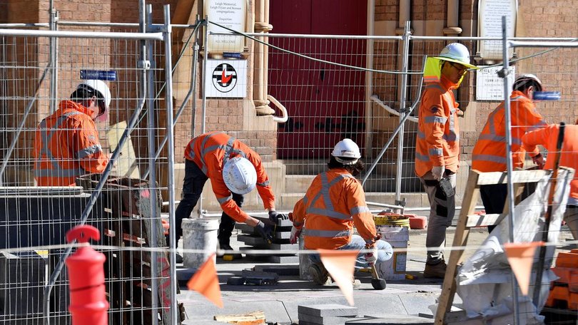 Unions warn climate-change driven heatwaves are becoming a major workplace health and safety threat. (Bianca De Marchi/AAP PHOTOS)
