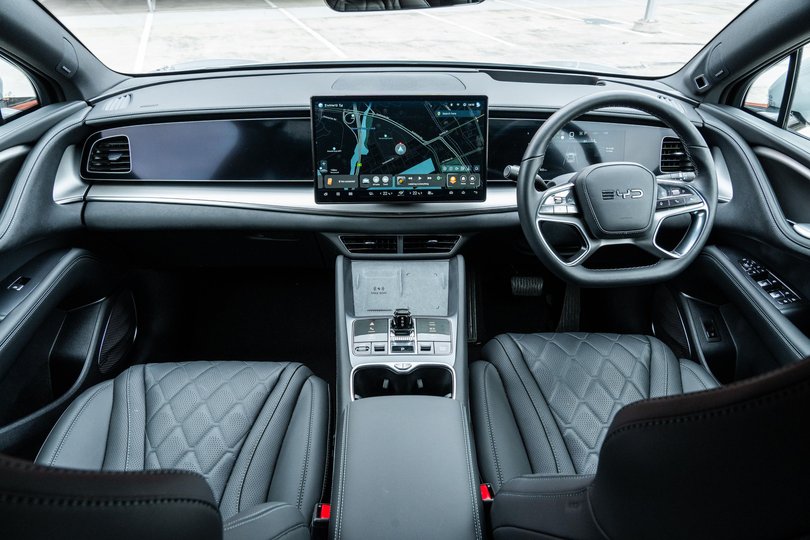 Stylish interior. BYD Sealion 7.