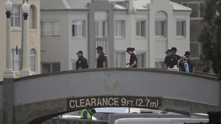 A man allegedly pretended to fire at the public on a footbridge in Bondi Beach. (Dean Lewins/AAP PHOTOS)