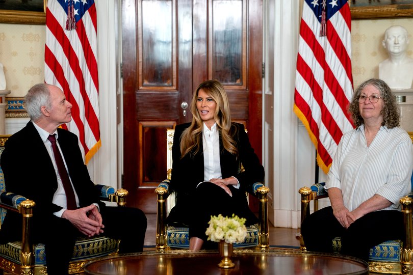 Keith Siegel, a freed American-Israeli hostage, left, and his wife Aviva Siegel, right, during a meeting with US First Lady Melania Trump.
