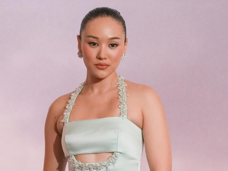 Yerin Ha was also mad at her fictional onscreen partner Benedict Bridgerton for that impertinent question, but she’s cutting him some slack.