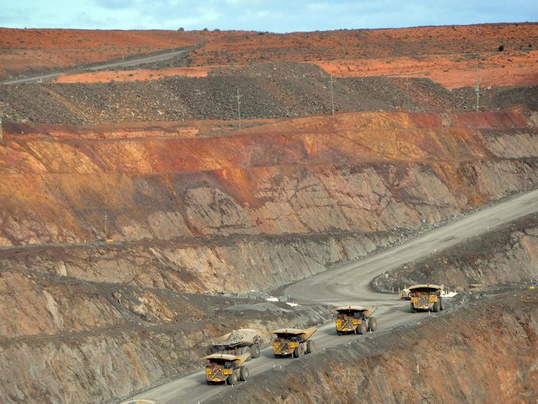 Operations at an outback gold mine have been suspended after the death of a construction worker.