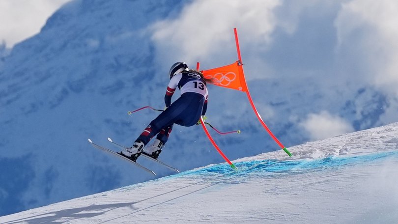 Lindsey Vonn clipped a gate and lost her balance.
