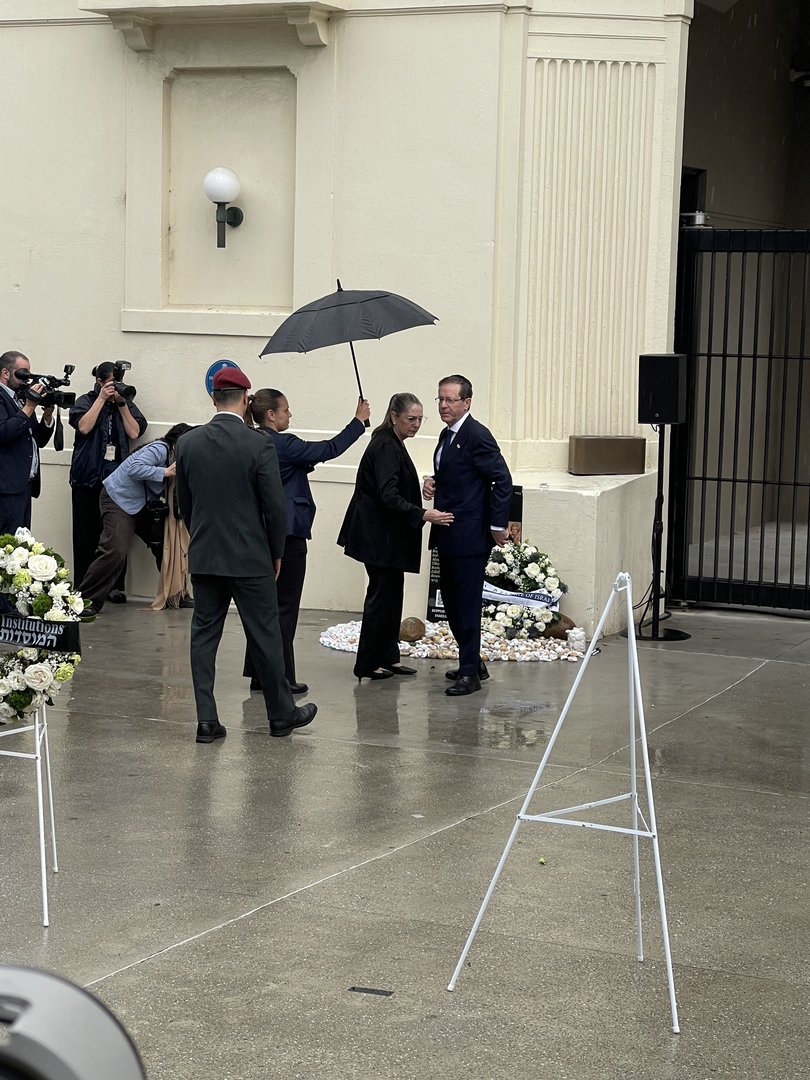 Isaac Herzog lays a wreath at Bondi Beach.