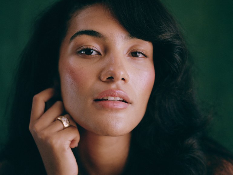 British singer Olivia Dean’s music defies genres, because she’s more interested in feelings than styles. 