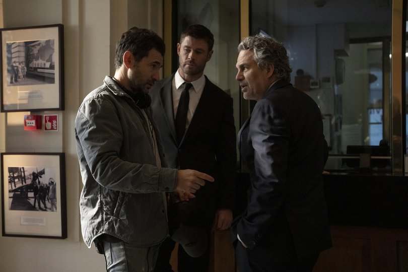 Writer and director Bart Layton on set with Chris Hemsworth and Mark Ruffalo in Crime 101.