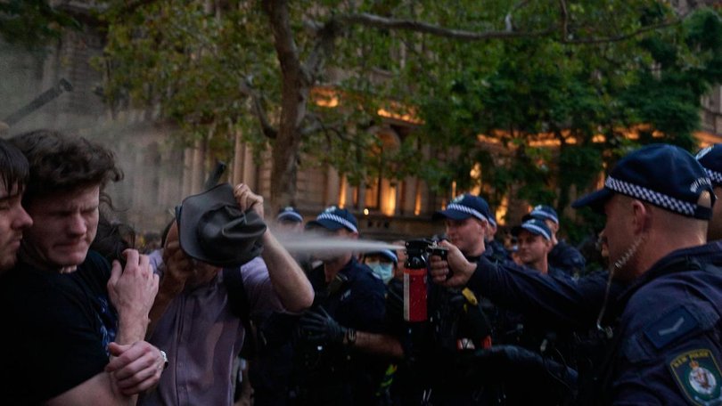 Police clashed with pro-Palestine protesters in Sydney on Monday. (Flavio Brancaleone/AAP PHOTOS)