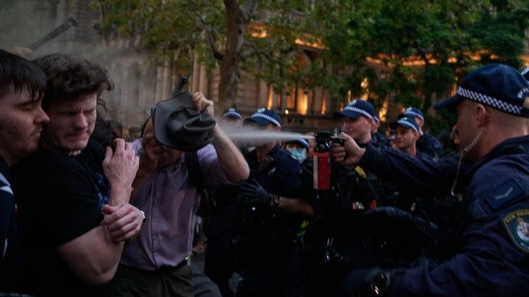 Police clashed with pro-Palestine protesters in Sydney on Monday. (Flavio Brancaleone/AAP PHOTOS)