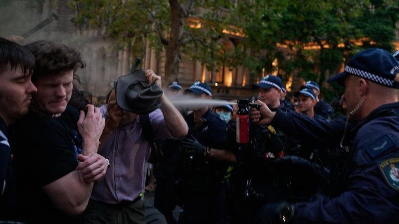 Police clashed with pro-Palestine protesters in Sydney on Monday. (Flavio Brancaleone/AAP PHOTOS)