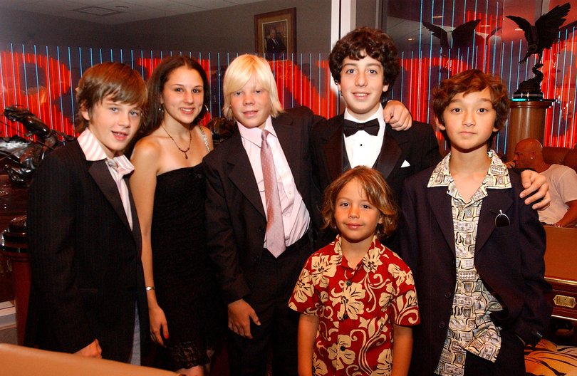 The Cast of How to Eat Fried Worms Luke Bedward, Hallie Kate Eisenberg, Blake Garrett, Austin Rogers, Ty Panitz, and Alexander Agate.