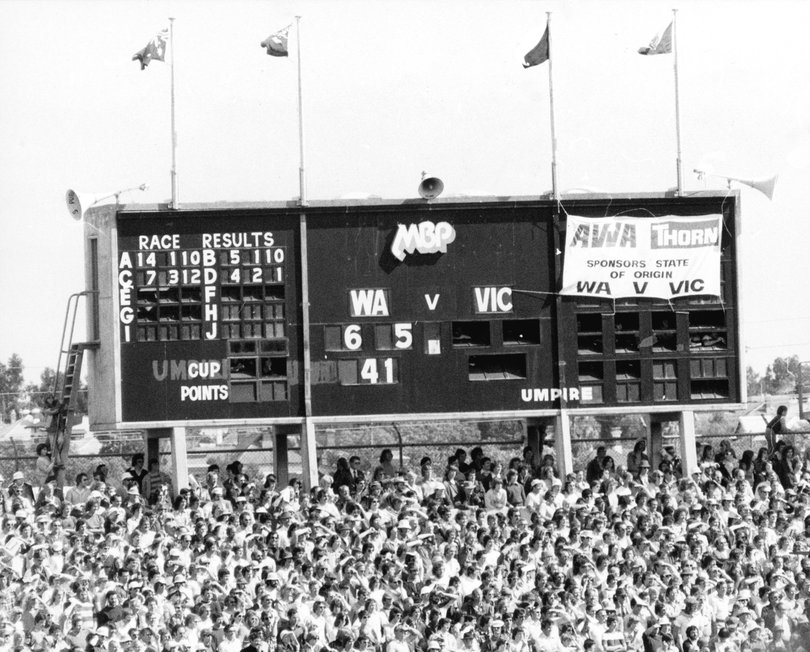 8 OCTOBER 1977 STATE OF ORIGIN MATCH - WA VERSUS VICTORIA - THE SCOREBOARD. PICTURE: ALAN ROWE