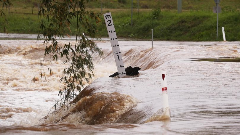 Police are urging Queenslanders not to drive through floodwaters after five people were rescued. (JASON O?BRIEN/AAP PHOTOS)