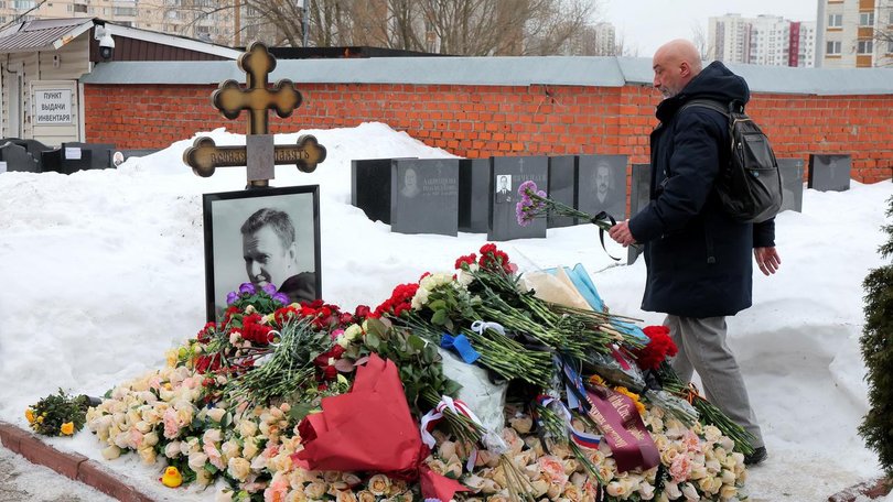 Mourners have placed floral tributes on the grave of Russian opposition figure Alexei Navalny.