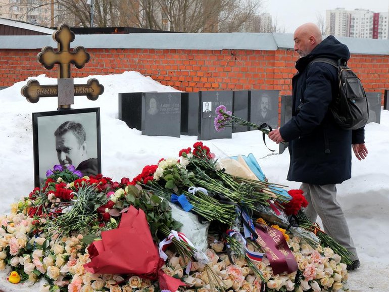 Mourners have placed floral tributes on the grave of Russian opposition figure Alexei Navalny.