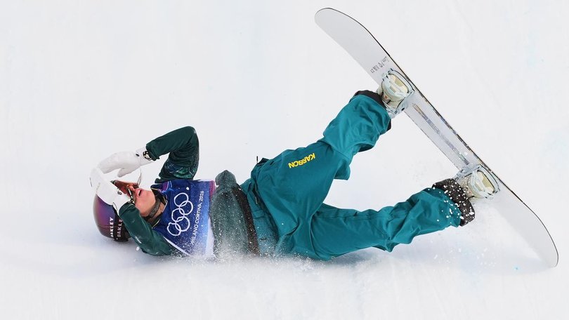 Australia's teen ace Ally Hickman crashes in snowboarding slopestyle final in Livigno. (AP PHOTO)