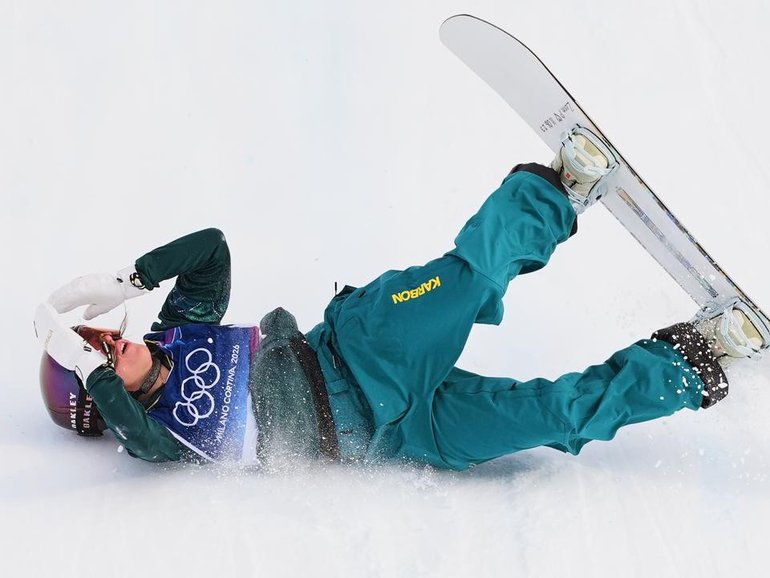 Australia's teen ace Ally Hickman crashes in snowboarding slopestyle final in Livigno. (AP PHOTO)