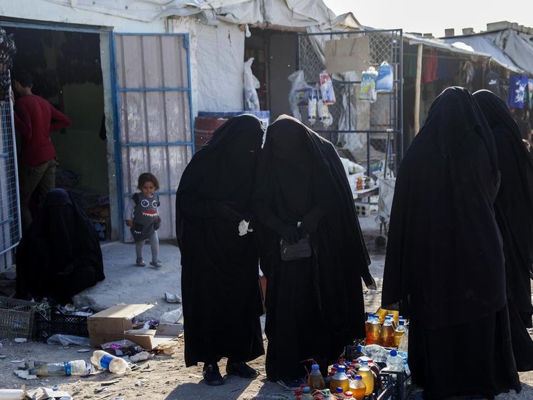 The opposition says special powers should be used to keep a group of IS brides out of Australia. (Tessa Fox/AAP PHOTOS)