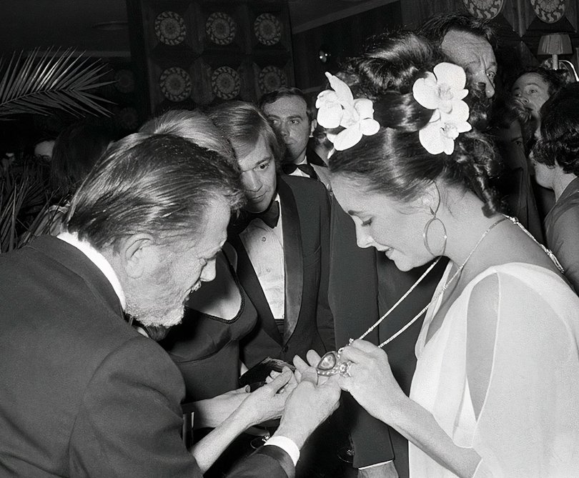 The necklace was made famous by actress Elizabeth Taylor, who received it as a gift for her 40th birthday.