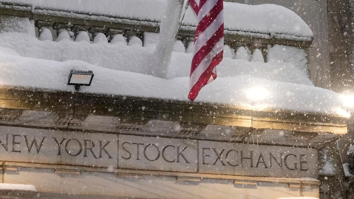 New york city: Millions stuck at home as historic blizzard hits city New york city: Millions stuck at home as historic blizzard hits city