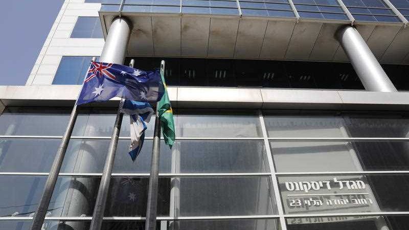 The families of Australian diplomats based in Lebanon and Israel have been told to leave.