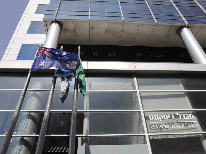 The families of Australian diplomats based in Lebanon and Israel have been told to leave.