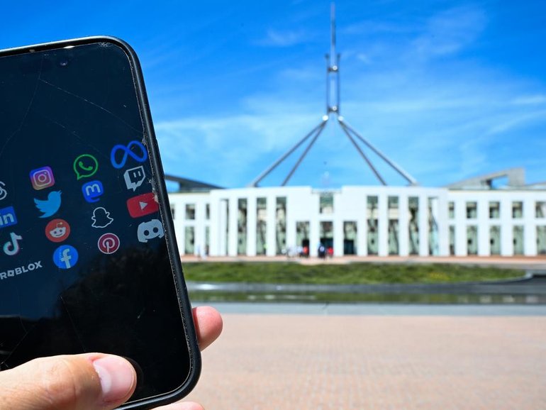 An online watchdog will report on the impact of a world-first social media ban. (Lukas Coch/AAP PHOTOS)