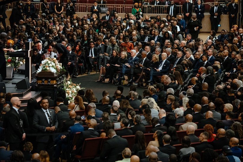 Invited dignitaries join other mourners at the House of Hope for a public memorial service for the Rev. Jesse Jackson in Chicago on Friday, March 6, 2026. Seated in the front row, from left: former Vice President Kamala Harris; former first lady and Secretary of State Hillary Clinton; former President Bill Clinton; former President Barack Obama; former first lady Jill Biden; and former President Joe Biden. (Jamie Kelter Davis/The New York Times)