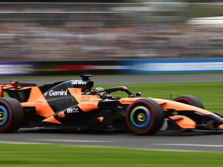 Oscar Piastri has crashed on his out-lap before the main event at Albert Park. (Joel Carrett/AAP PHOTOS)
