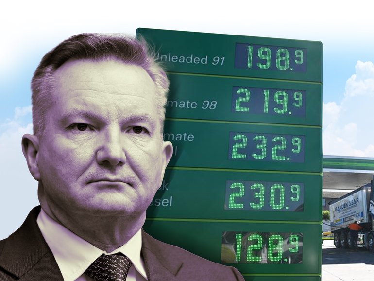 A former national manager at Shell is predicting average unleaded petrol prices could hit $2.65 within a week, as Energy Minister Chris Bowen convenes an emergency roundtable to deal panic buying of fuel.