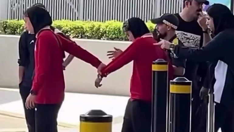 Two more Iranian football players seek asylum in Australia.